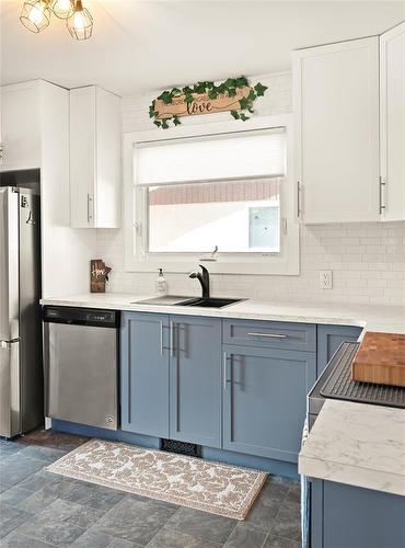 109 Strathnaver Avenue, Selkirk, MB - Indoor Photo Showing Kitchen