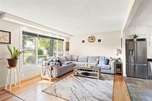 109 Strathnaver Avenue, Selkirk, MB - Indoor Photo Showing Living Room