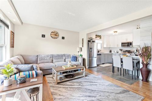 109 Strathnaver Avenue, Selkirk, MB - Indoor Photo Showing Living Room