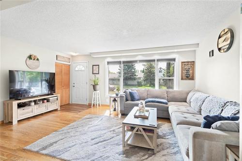 109 Strathnaver Avenue, Selkirk, MB - Indoor Photo Showing Living Room