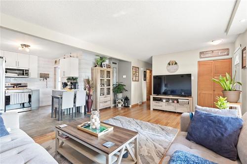 109 Strathnaver Avenue, Selkirk, MB - Indoor Photo Showing Living Room