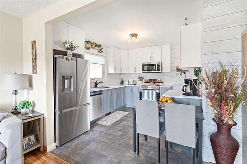 109 Strathnaver Avenue, Selkirk, MB - Indoor Photo Showing Kitchen With Upgraded Kitchen