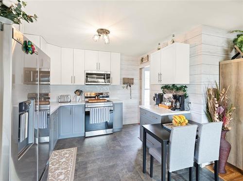 109 Strathnaver Avenue, Selkirk, MB - Indoor Photo Showing Kitchen With Upgraded Kitchen