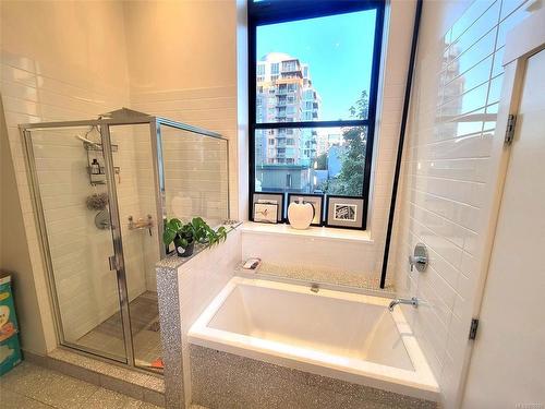 201-770 Fisgard St, Victoria, BC - Indoor Photo Showing Bathroom