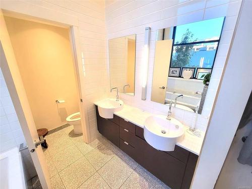 201-770 Fisgard St, Victoria, BC - Indoor Photo Showing Bathroom