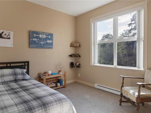 207-2676 Island Hwy South, Campbell River, BC - Indoor Photo Showing Bedroom