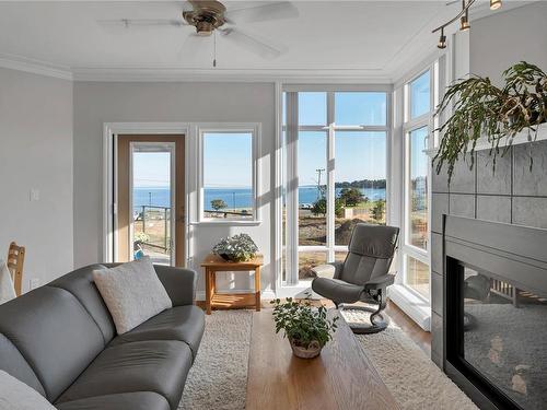 207-2676 Island Hwy South, Campbell River, BC - Indoor Photo Showing Living Room