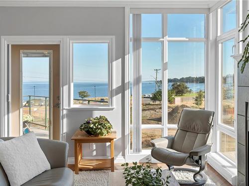 207-2676 Island Hwy South, Campbell River, BC - Indoor Photo Showing Living Room