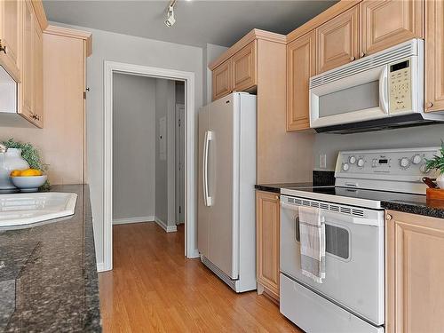 409-165 Kimta Rd, Victoria, BC - Indoor Photo Showing Kitchen