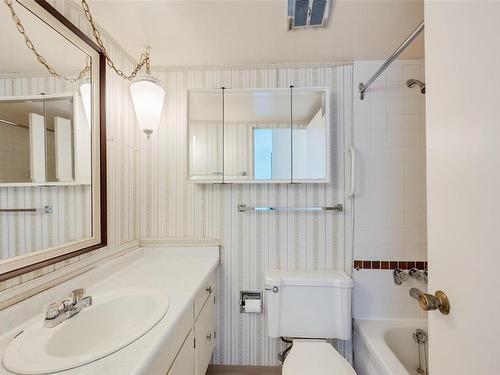 423-964 Heywood Rd, Victoria, BC - Indoor Photo Showing Bathroom