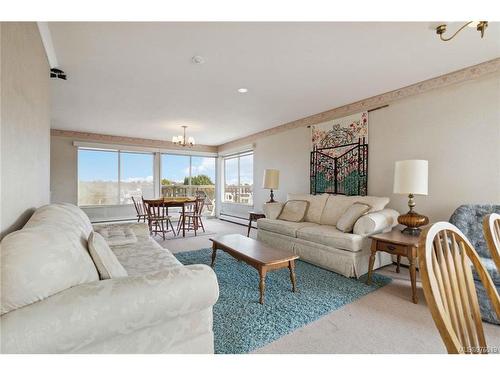 423-964 Heywood Rd, Victoria, BC - Indoor Photo Showing Living Room