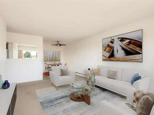 423-964 Heywood Rd, Victoria, BC - Indoor Photo Showing Living Room