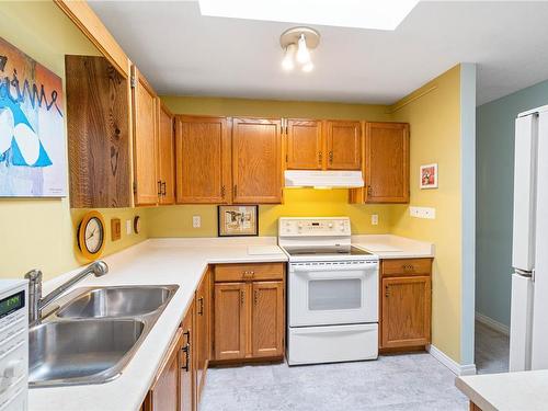 401-225 Cypress St, Nanaimo, BC - Indoor Photo Showing Kitchen With Double Sink