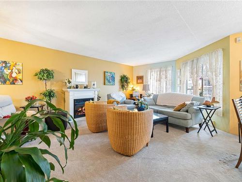 401-225 Cypress St, Nanaimo, BC - Indoor Photo Showing Living Room With Fireplace