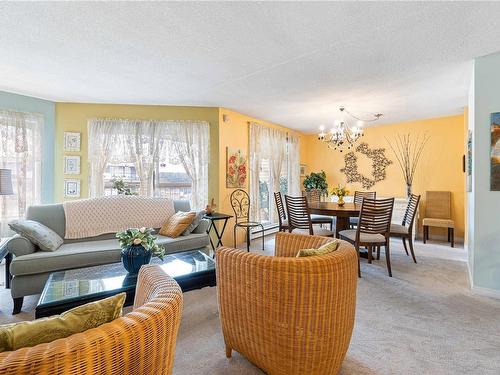 401-225 Cypress St, Nanaimo, BC - Indoor Photo Showing Living Room