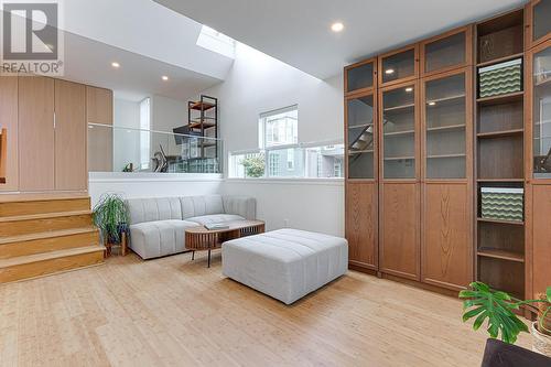 2229 Oak Street, Vancouver, BC - Indoor