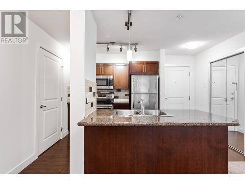 302 2468 Atkins Avenue, Port Coquitlam, BC - Indoor Photo Showing Kitchen With Double Sink