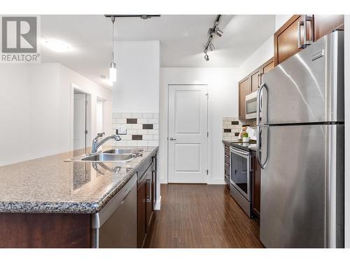 302 2468 Atkins Avenue, Port Coquitlam, BC - Indoor Photo Showing Kitchen With Stainless Steel Kitchen With Double Sink With Upgraded Kitchen