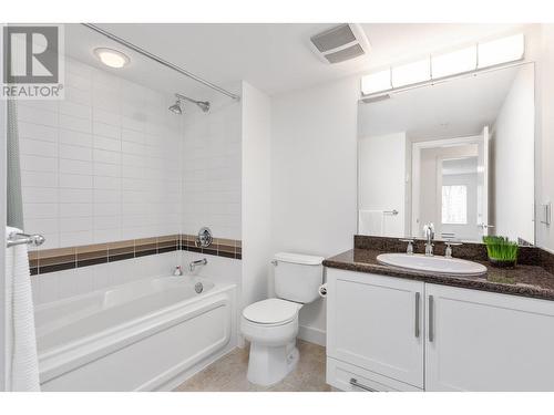 302 2468 Atkins Avenue, Port Coquitlam, BC - Indoor Photo Showing Bathroom