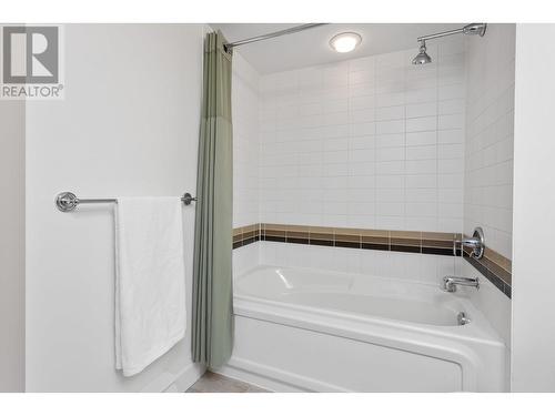 302 2468 Atkins Avenue, Port Coquitlam, BC - Indoor Photo Showing Bathroom