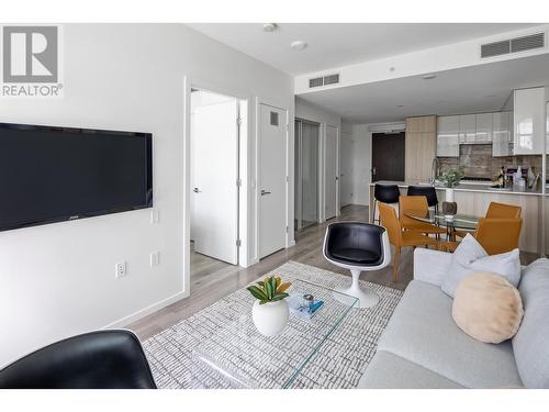 606 1888 Gilmore Avenue, Burnaby, BC - Indoor Photo Showing Living Room