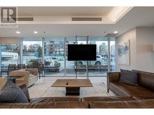 606 1888 Gilmore Avenue, Burnaby, BC - Indoor Photo Showing Living Room