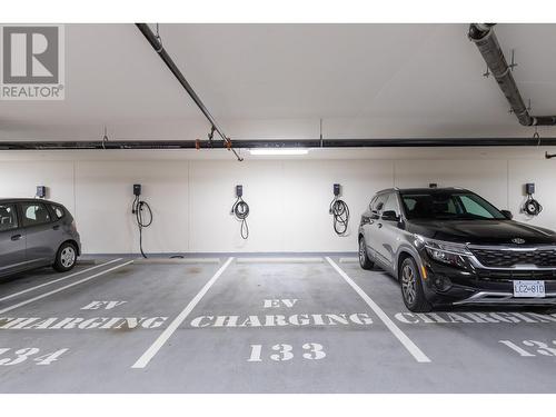 606 1888 Gilmore Avenue, Burnaby, BC - Indoor Photo Showing Garage