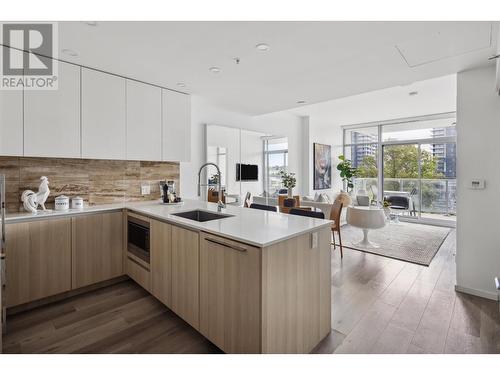 606 1888 Gilmore Avenue, Burnaby, BC - Indoor Photo Showing Kitchen With Upgraded Kitchen