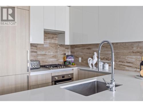 606 1888 Gilmore Avenue, Burnaby, BC - Indoor Photo Showing Kitchen