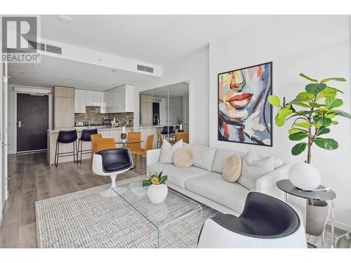 606 1888 Gilmore Avenue, Burnaby, BC - Indoor Photo Showing Living Room