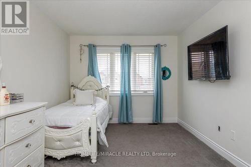 32 Peacock Trail, New Tecumseth, ON - Indoor Photo Showing Bedroom