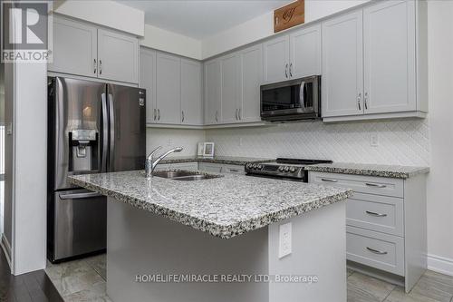 32 Peacock Trail, New Tecumseth, ON - Indoor Photo Showing Kitchen With Double Sink With Upgraded Kitchen