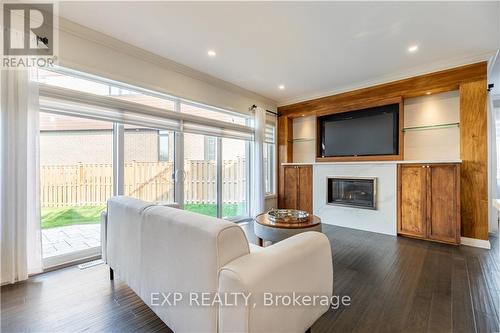 7 - 35 Midhurst Heights, Hamilton, ON - Indoor Photo Showing Living Room With Fireplace