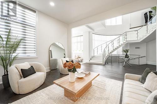 72 Grayfield Drive, Whitchurch-Stouffville, ON - Indoor Photo Showing Living Room