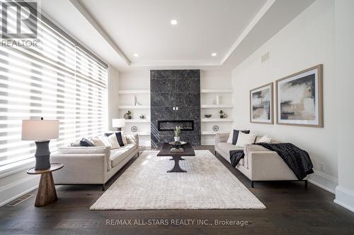 72 Grayfield Drive, Whitchurch-Stouffville, ON - Indoor Photo Showing Living Room