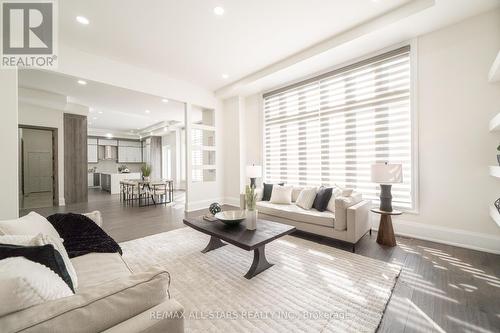 72 Grayfield Drive, Whitchurch-Stouffville (Ballantrae), ON - Indoor Photo Showing Living Room