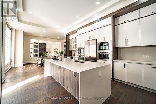 72 Grayfield Drive, Whitchurch-Stouffville, ON - Indoor Photo Showing Kitchen With Upgraded Kitchen