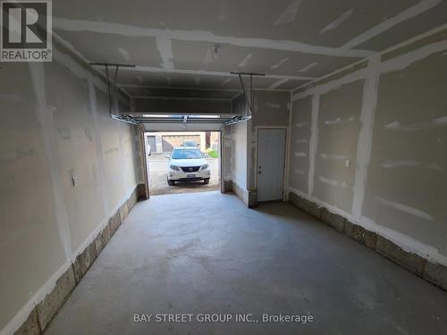 3385 Sixth Line, Oakville, ON - Indoor Photo Showing Garage