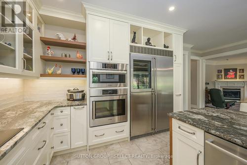 6 Tetherwood Court, London, ON - Indoor Photo Showing Kitchen With Upgraded Kitchen