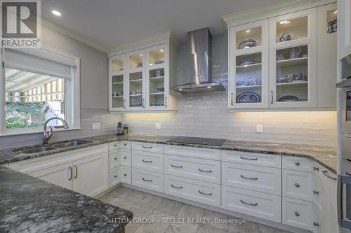 6 Tetherwood Court, London, ON - Indoor Photo Showing Kitchen With Double Sink With Upgraded Kitchen