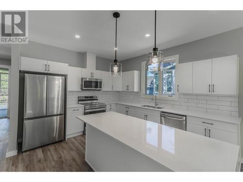 257 Shadow Mountain Boulevard, Cranbrook, BC - Indoor Photo Showing Kitchen With Stainless Steel Kitchen With Double Sink With Upgraded Kitchen