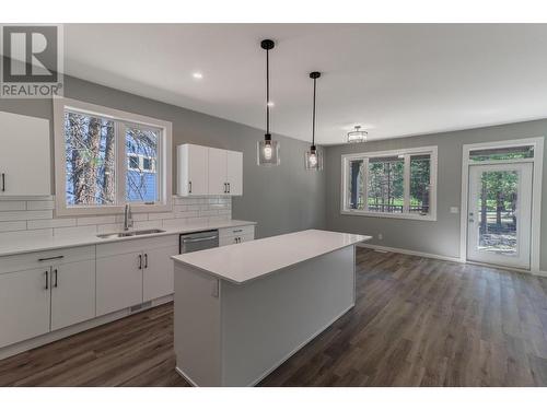 257 Shadow Mountain Boulevard, Cranbrook, BC - Indoor Photo Showing Kitchen With Double Sink