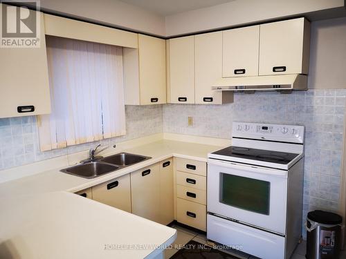 4471 Weeping Willow Drive, Mississauga, ON - Indoor Photo Showing Kitchen With Double Sink