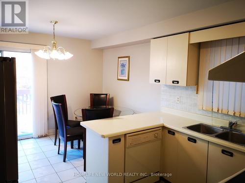 4471 Weeping Willow Drive, Mississauga, ON - Indoor Photo Showing Kitchen With Double Sink