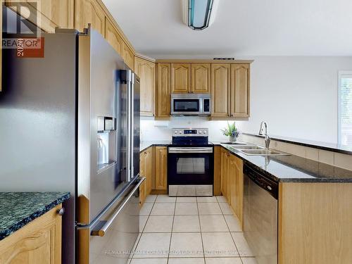 160 Nantucket Drive, Richmond Hill, ON - Indoor Photo Showing Kitchen With Double Sink