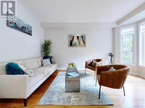 160 Nantucket Drive, Richmond Hill, ON - Indoor Photo Showing Living Room