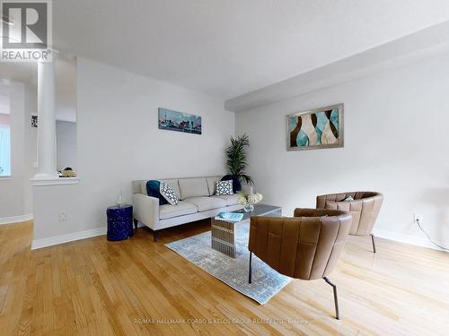 160 Nantucket Drive, Richmond Hill, ON - Indoor Photo Showing Living Room