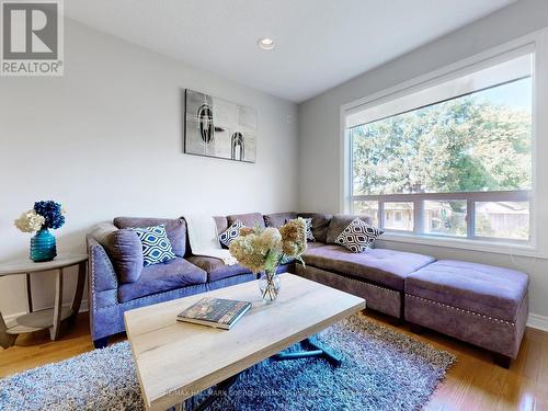 160 Nantucket Drive, Richmond Hill, ON - Indoor Photo Showing Living Room