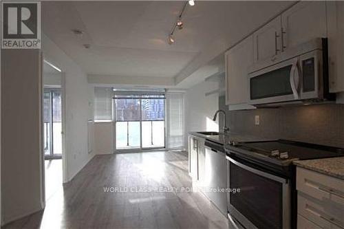 1107 - 400 Adelaide Street E, Toronto (Moss Park), ON - Indoor Photo Showing Kitchen