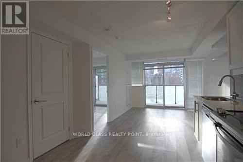 1107 - 400 Adelaide Street E, Toronto (Moss Park), ON - Indoor Photo Showing Kitchen